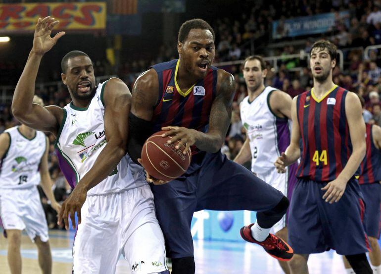 GRA101. BARCELONA, 11/01/2015.- El alero estadounidense Edwin Jackson (c), del FC Barcelona, recupera un balón ante Will Thomas (i), del Unicaja, durante el partido correspondiente a la 16 jornada, de la liga ACB disputado hoy en el Palau Blaugrana de Barcelona. EFE/Toni Albir