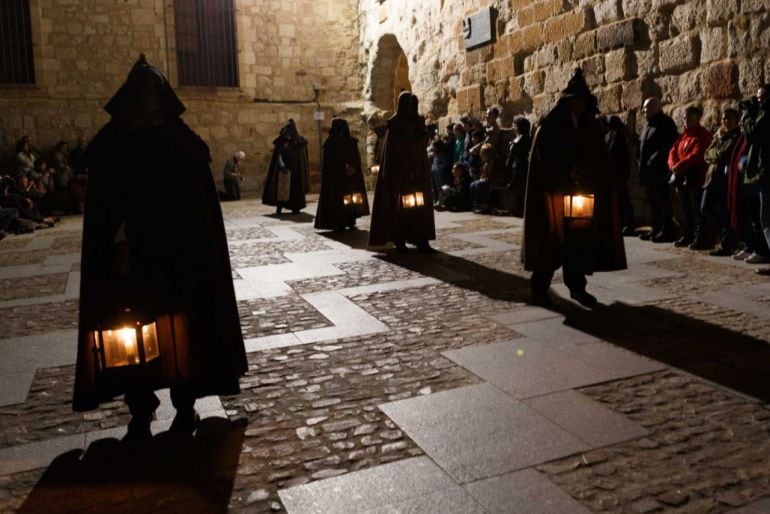 Desfile procesional de la Hermandad de Penitencia por la Cuesta del Obispo