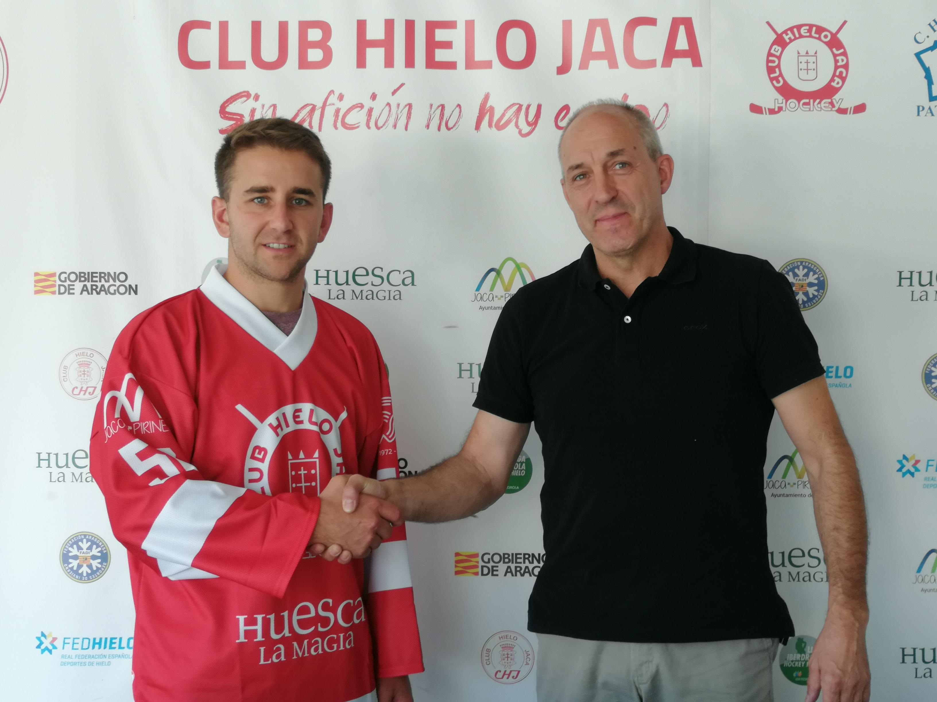 David Goodwin junto al vicepresidente primero del Club Hielo Jaca en su presentación a medios este miércoles
