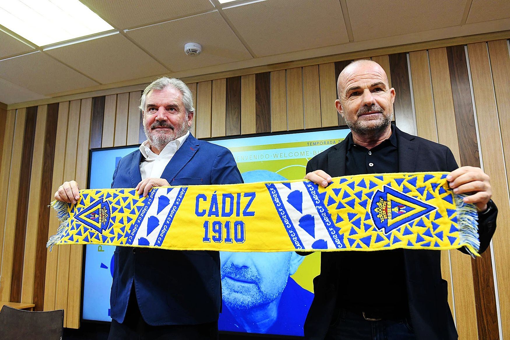 El presidente del Cádiz con su nuevo entrenador, Paco López.