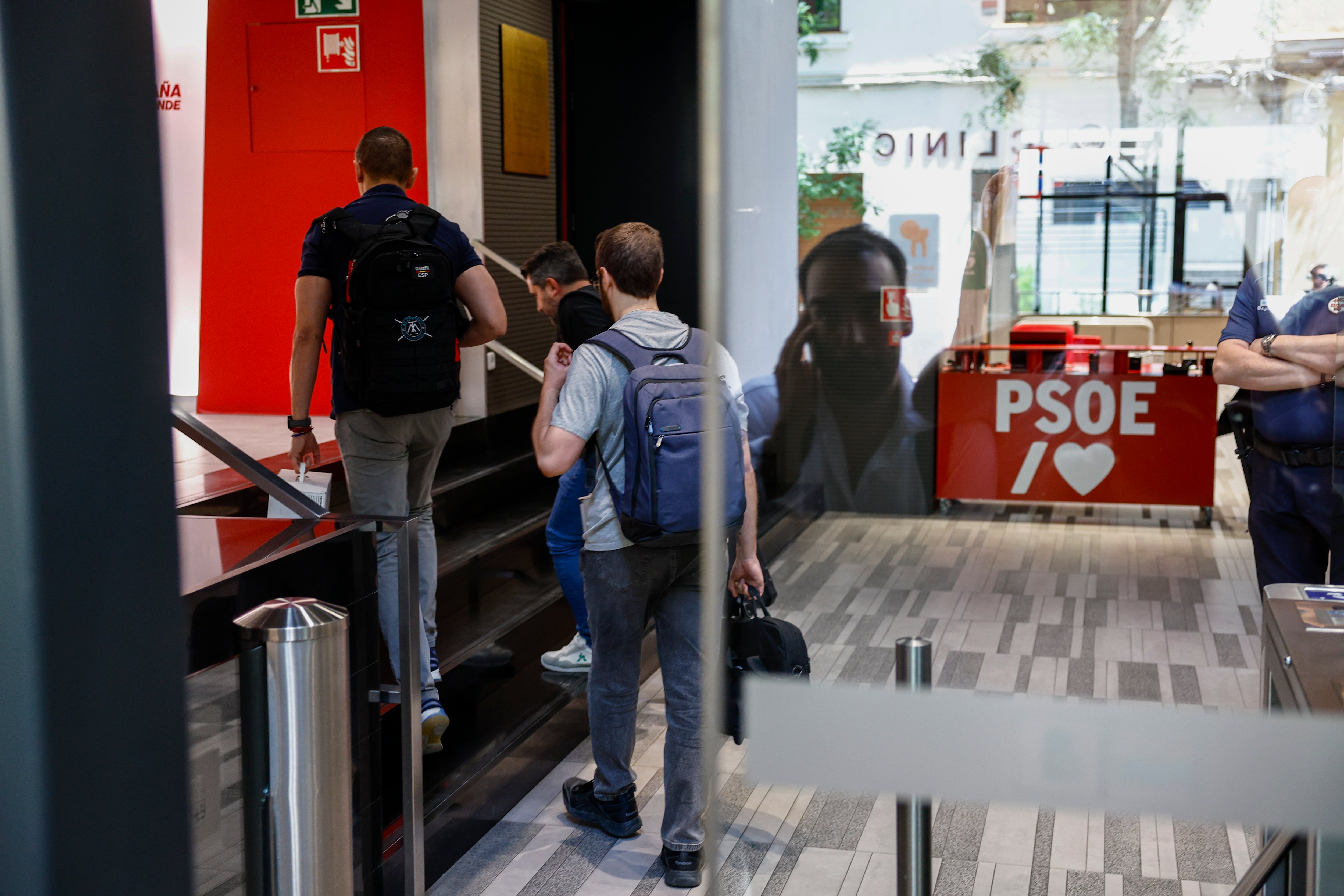 La Unidad Central Operativa (UCO) de la Guardia Civil, en la sede del PSOE, en la calle Ferraz, a petición del Tribunal Supremo.