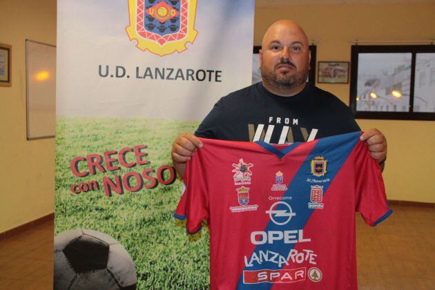 Sergio Hernández con la camiseta de la UD Lanzarote.