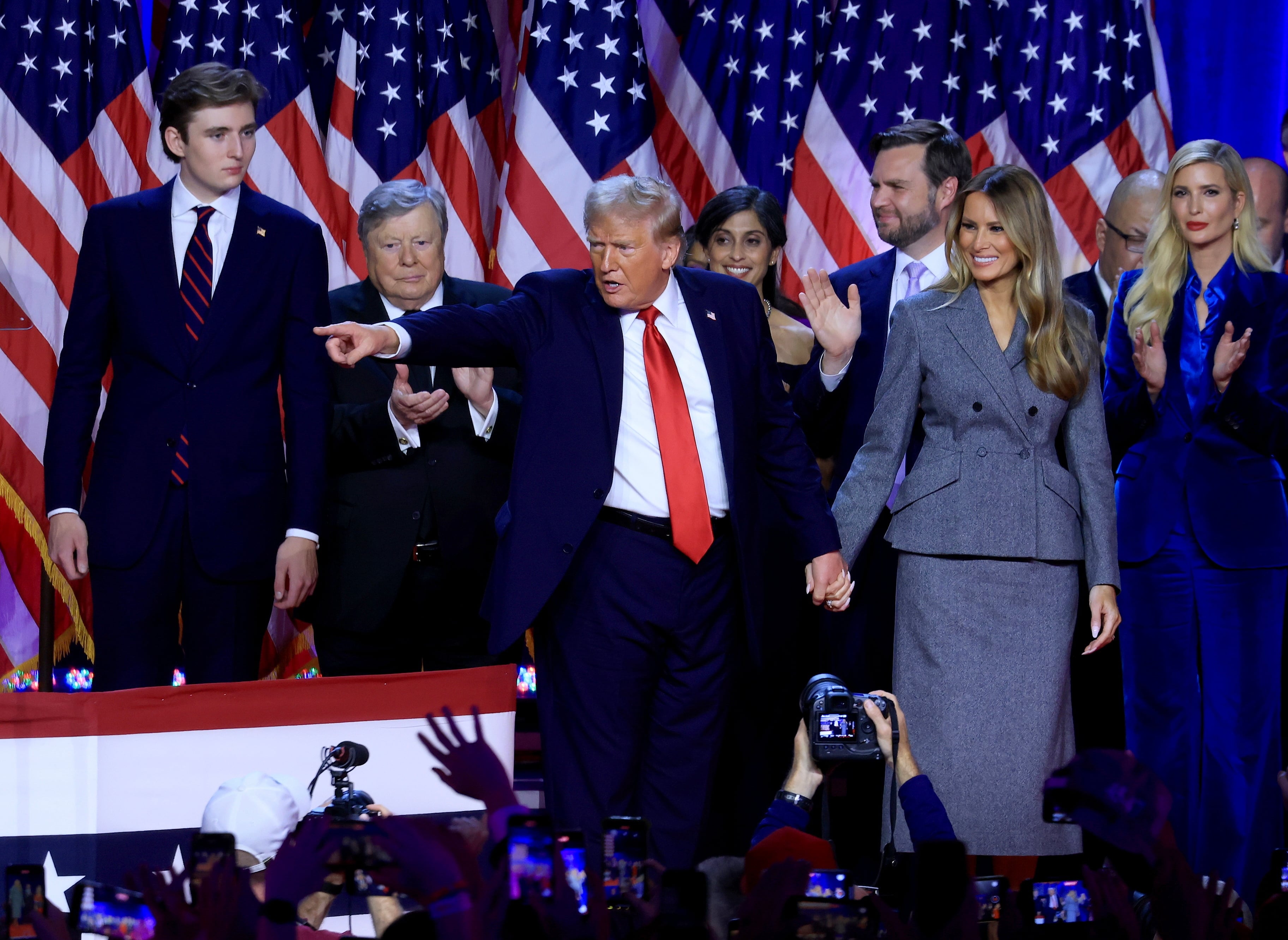 Trump junto con su mujer Melania y su hijo Barron en su comparecencia tras proclamarse vencedor de las elecciones ante sus seguidores en el centro de Convenciones de Palm Beach en Florida, Estados Unidos. EFE/ Cristobal Herrera-Ulashkevich