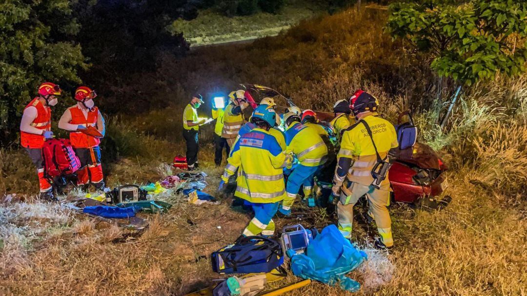 Bomberos de Alcorcón actuando en el accidente de tráfico 