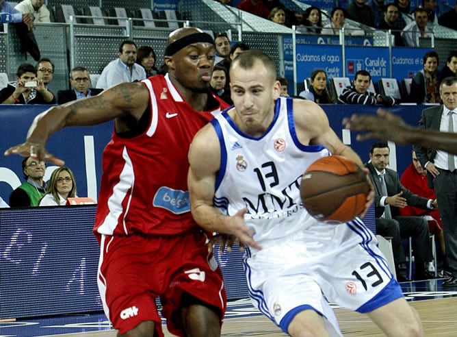 Sergio Rodríguez entra a canasta ante el base francés del Spirou Charleroi Joseph Gomi