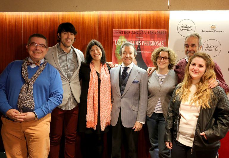 Los componentes del Teatro Arcón de Olid en la presentación de &#039;Las amistades peligrosas&#039; en el Teatro Zorrilla. Junto a ellos, el empresario del Teatro Zorrilla, Enrique Cornejo.