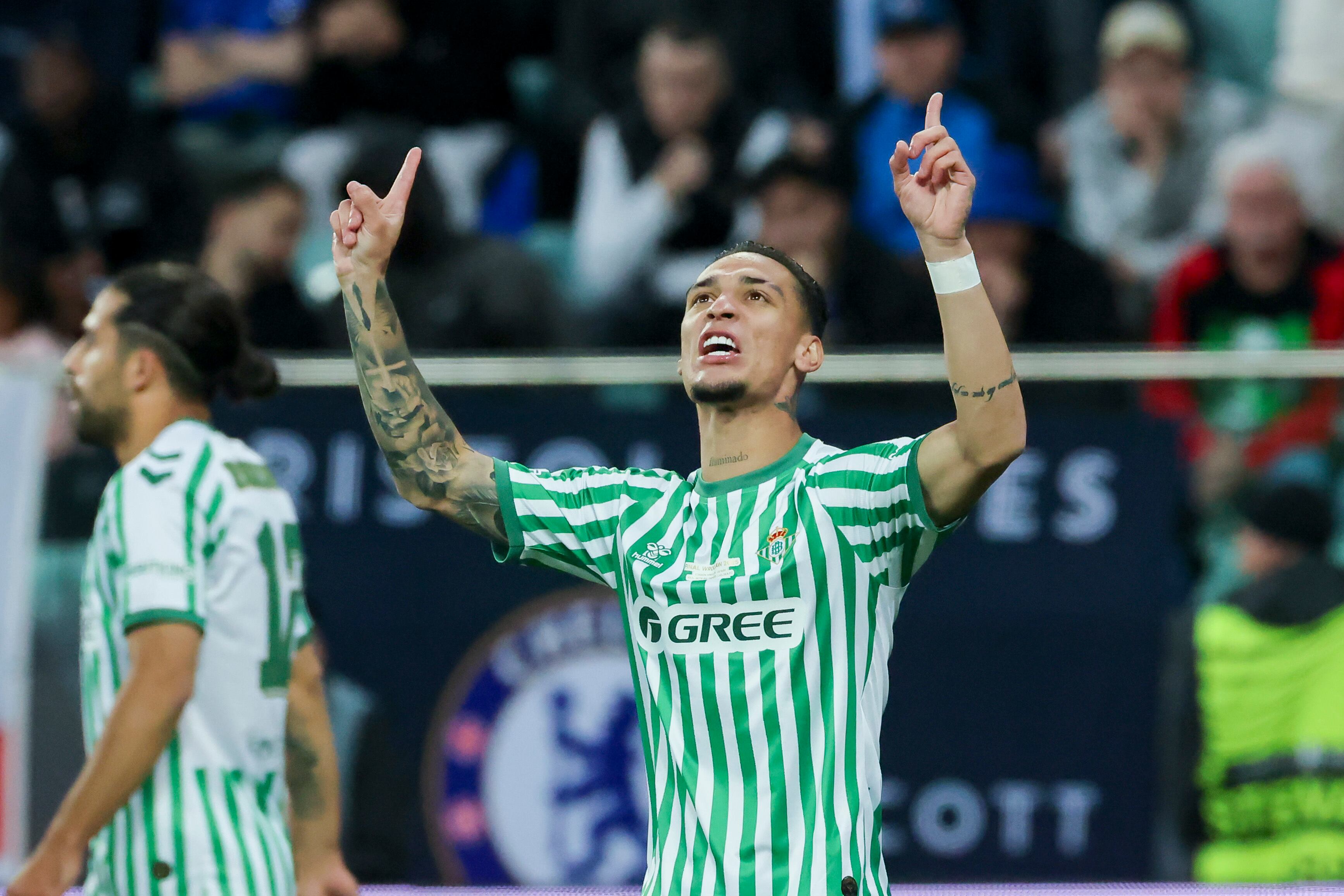 Antony celebra un gol con el Betis en la Conference League