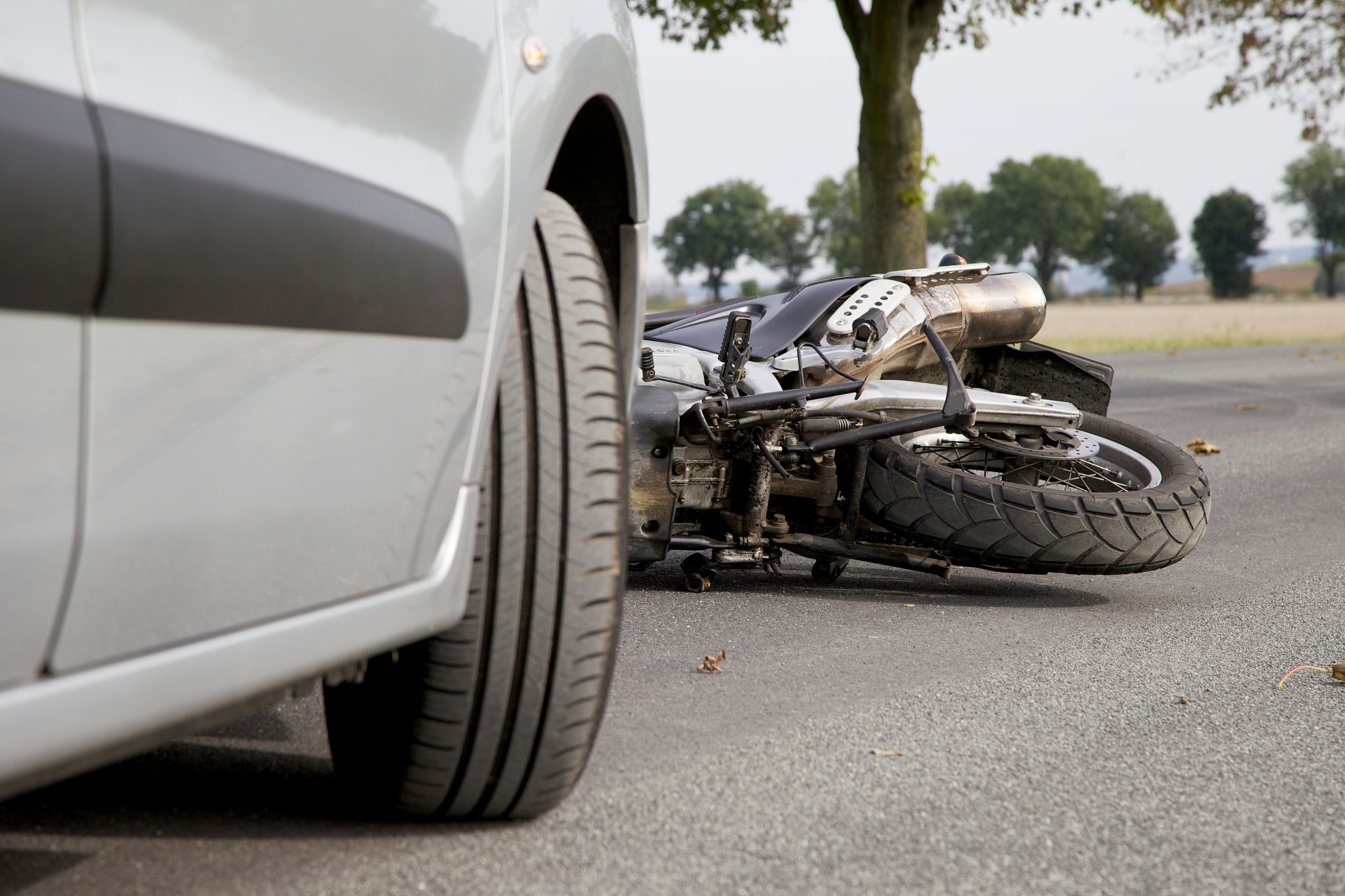 Un motorista ha resultado herido grave al chocar contra un turismo en la pedanía de Tébar en Águilas.