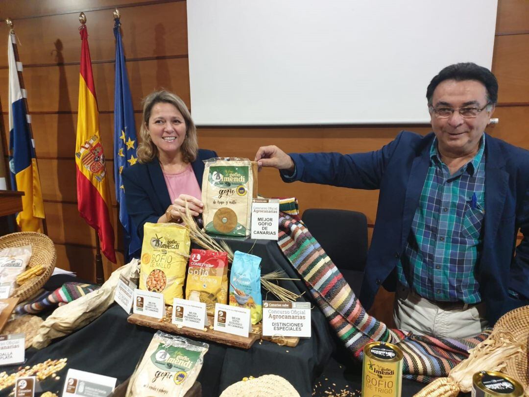 La Consejera de Agricultura, Alicia Vanoostende, mostrando la variedad de gofio ganador