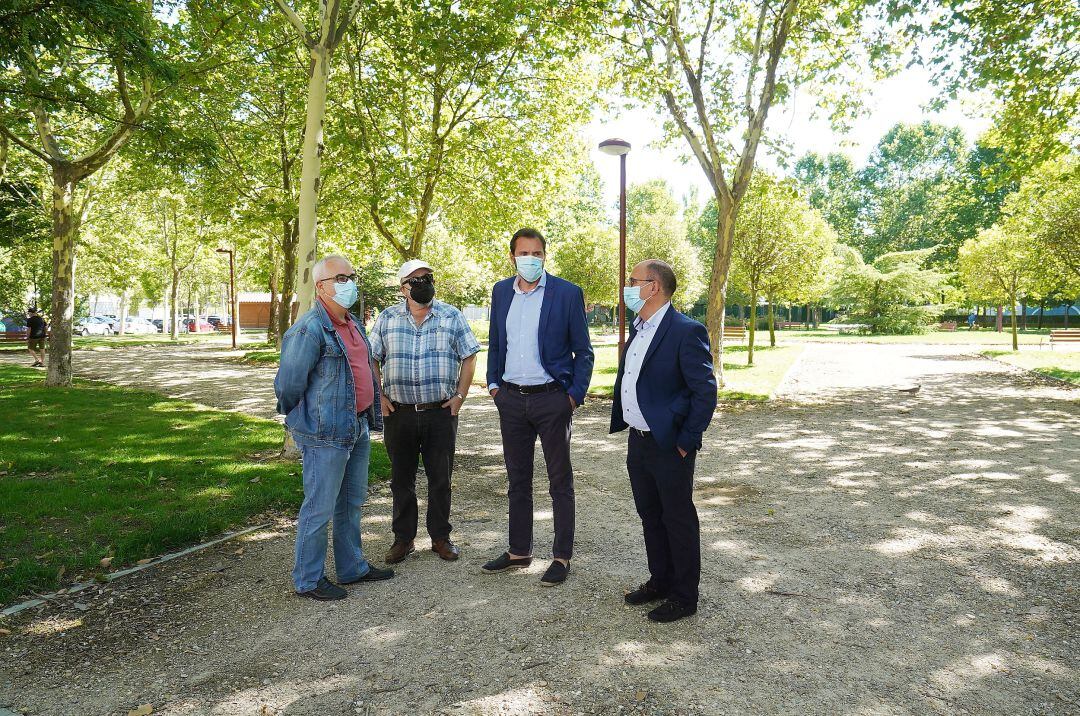 El alcalde de Valladolid, Óscar Puente, junto al concejal de Urbanismo, Luis Vélez