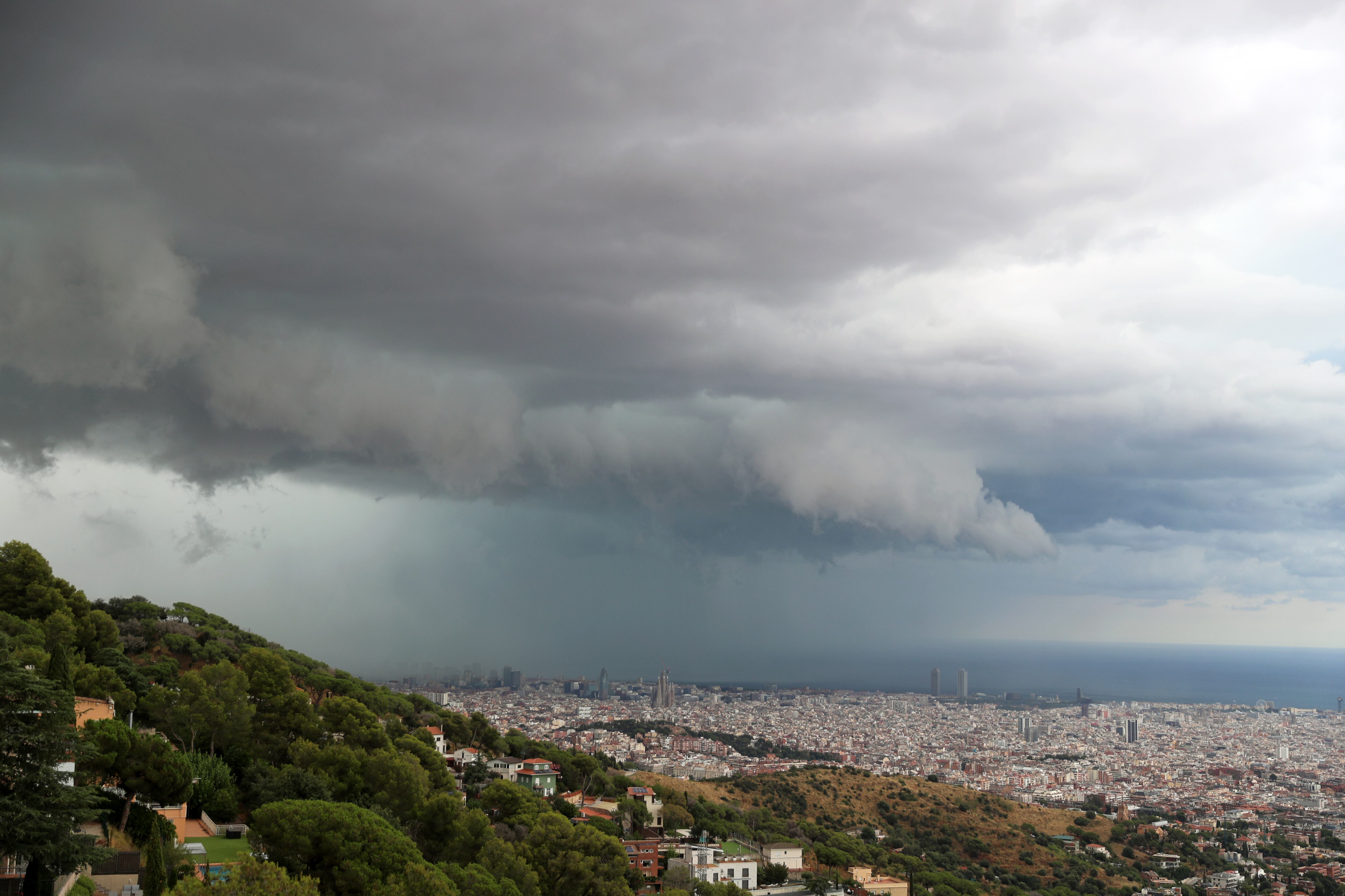 Una tormenta se desplaza por la ciudad de Barcelona el 25 de julio de 2025. Joan Valls/Urbanandsport/Nurphoto.