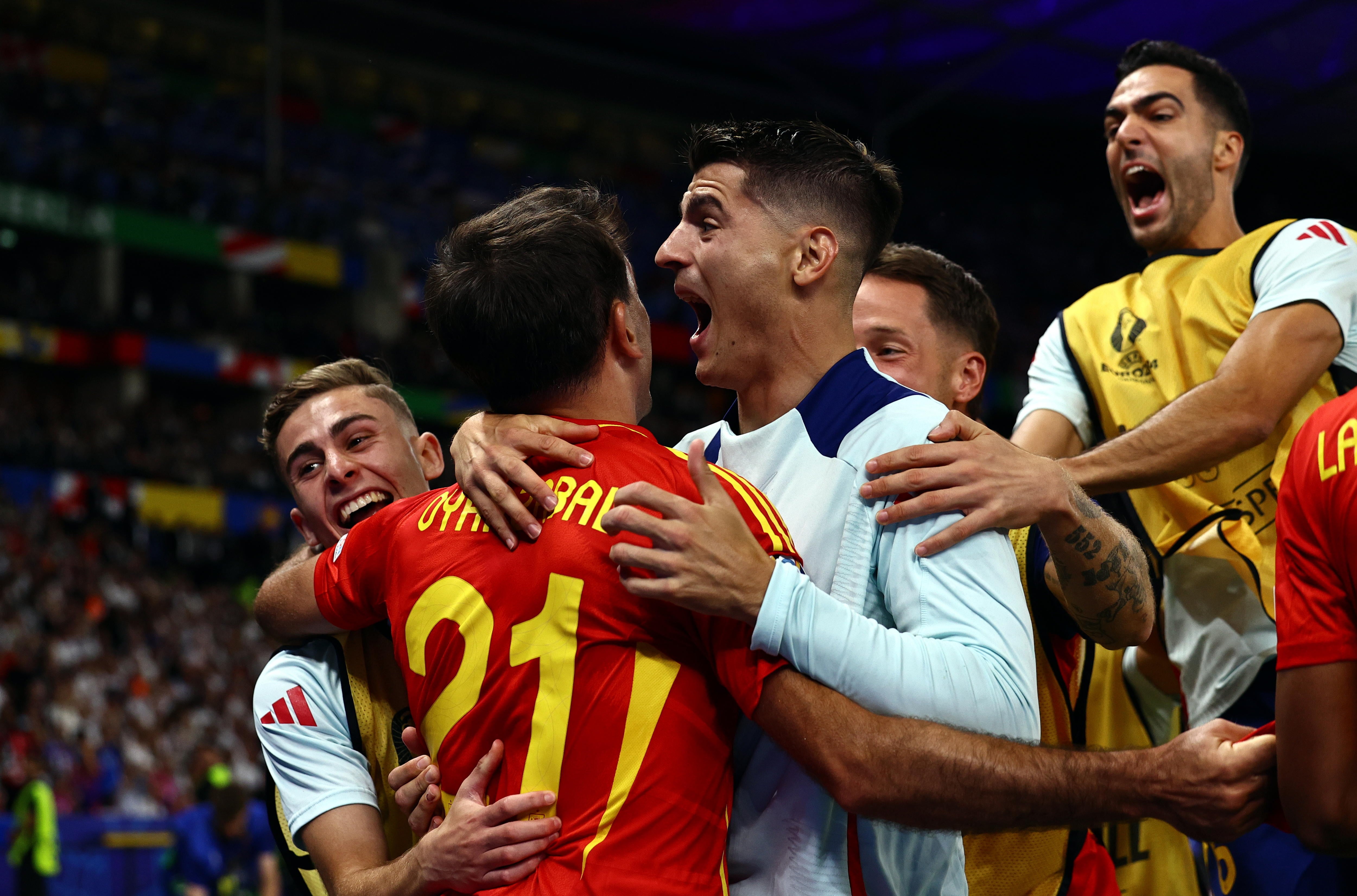 Mikel Oyarzabal celebra con sus compañeros el 2-1 de España a Inglateraa