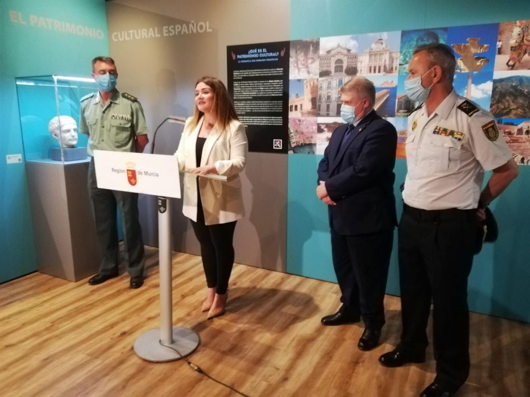 La consejera de Educación y Cultura, Esperanza Moreno, ha presentado, junto al delegado del Gobierno, José Vélez, la exposición ‘Luchando contra el expolio&#039;