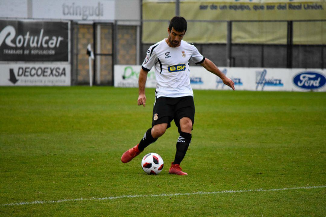 Ekhi Senar, autor de un gol, golpea un balón durante el partido