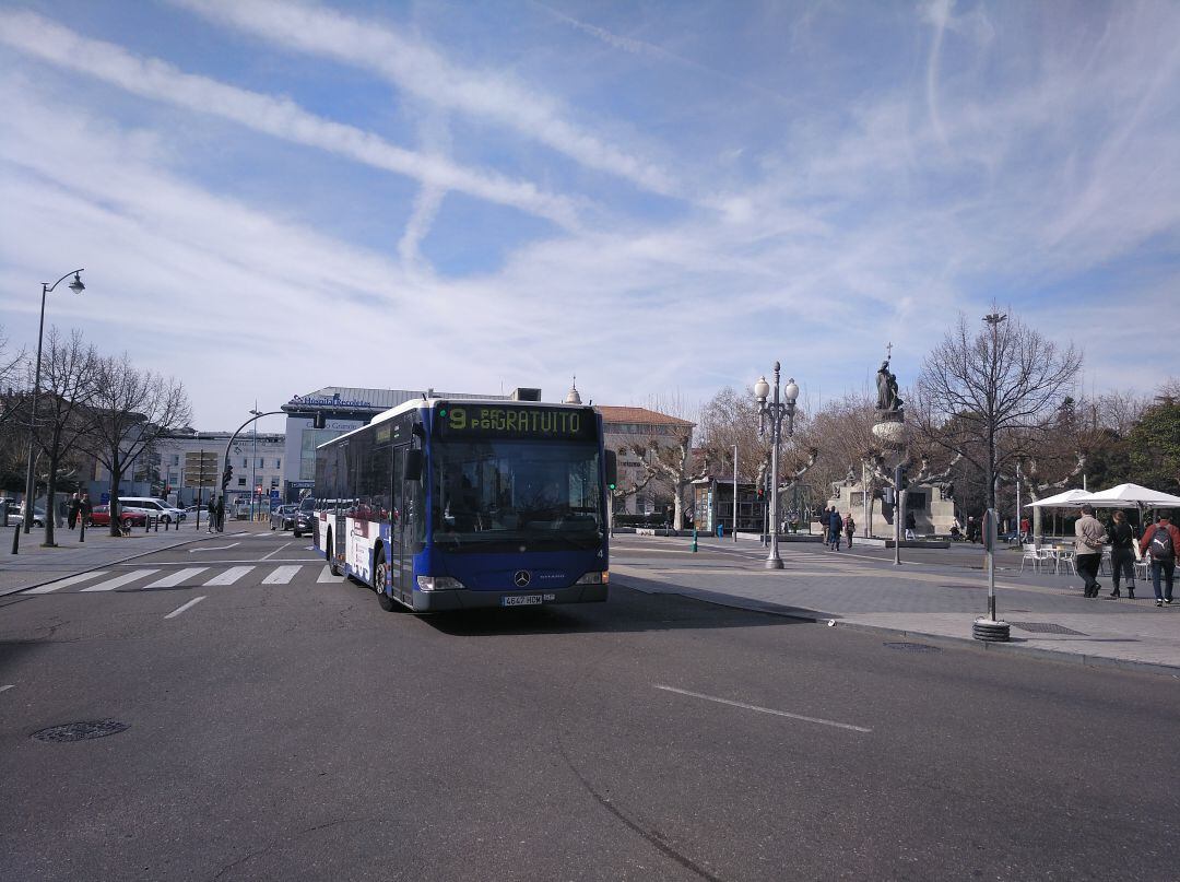 Imagen de la Plaza Colón a las 12 del mediodía, con el paso de los autobuses gratuitos