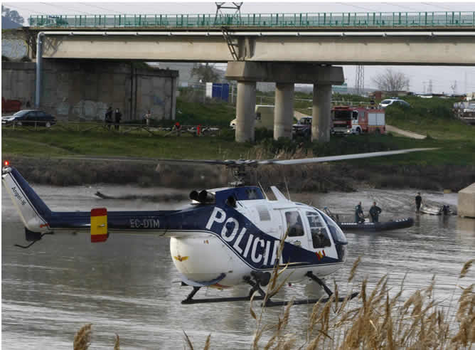 En la búsqueda del cadáver de Marta del Castillo, de 17 años y desaparecida hace 22 días, participan agentes de la Guardia Civil y de la Policía Nacional, incluidos especialistas de los grupos de submarinismo de ambos cuerpos que son ayudados por helicópteros, embarcaciones y vehículos, así como efectivos de la Unidad Militar de Emergencia.