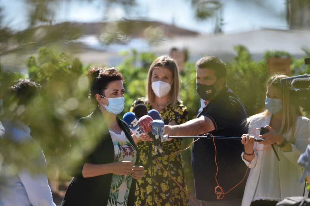 Andreu atiende a los medios durante su visita a Finca Azabache en Aldeanueva de Ebro.