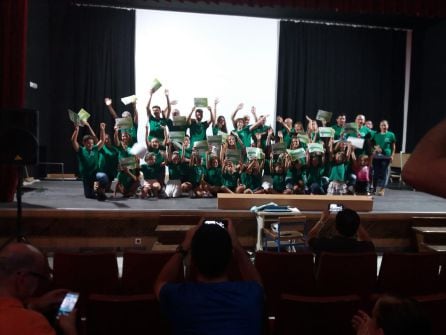 Foto de familia tras la entrega de diplomas en la clausura