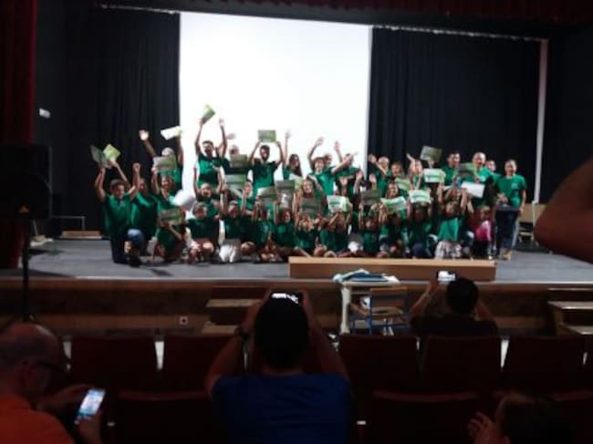 Foto de familia tras la entrega de diplomas en la clausura