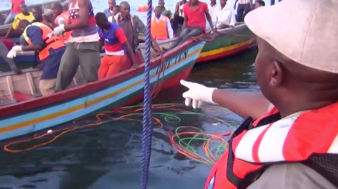 Equipos de rescate auxilian a pasajeros del barco hundido en Tanzania