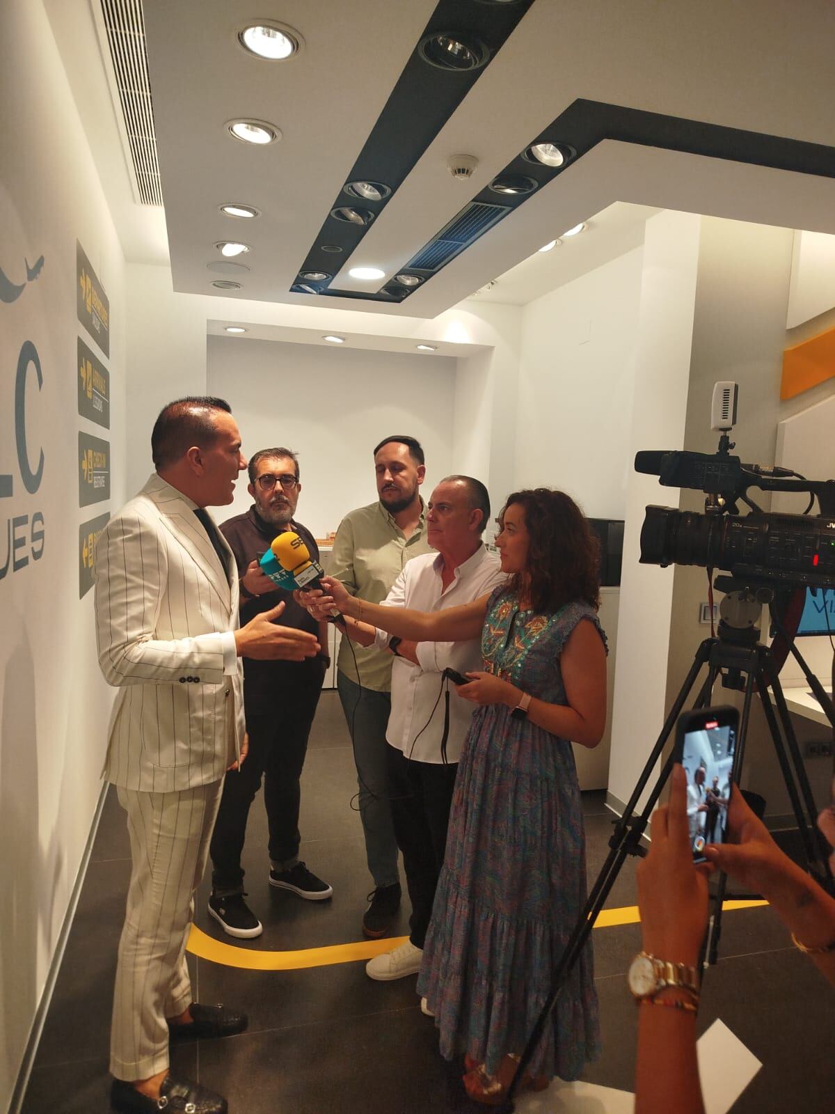 Radio Linares Cadena SER en la inauguración de MLC Viajes.