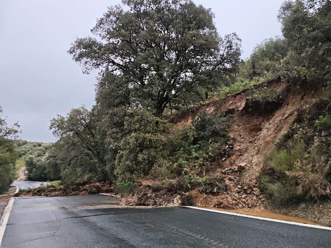 Incidencias por lluvias en las carreteras de Córdoba. Cortada A-4154 entre los kilómetros 54 y 40 por el desprendimiento de un talud.
