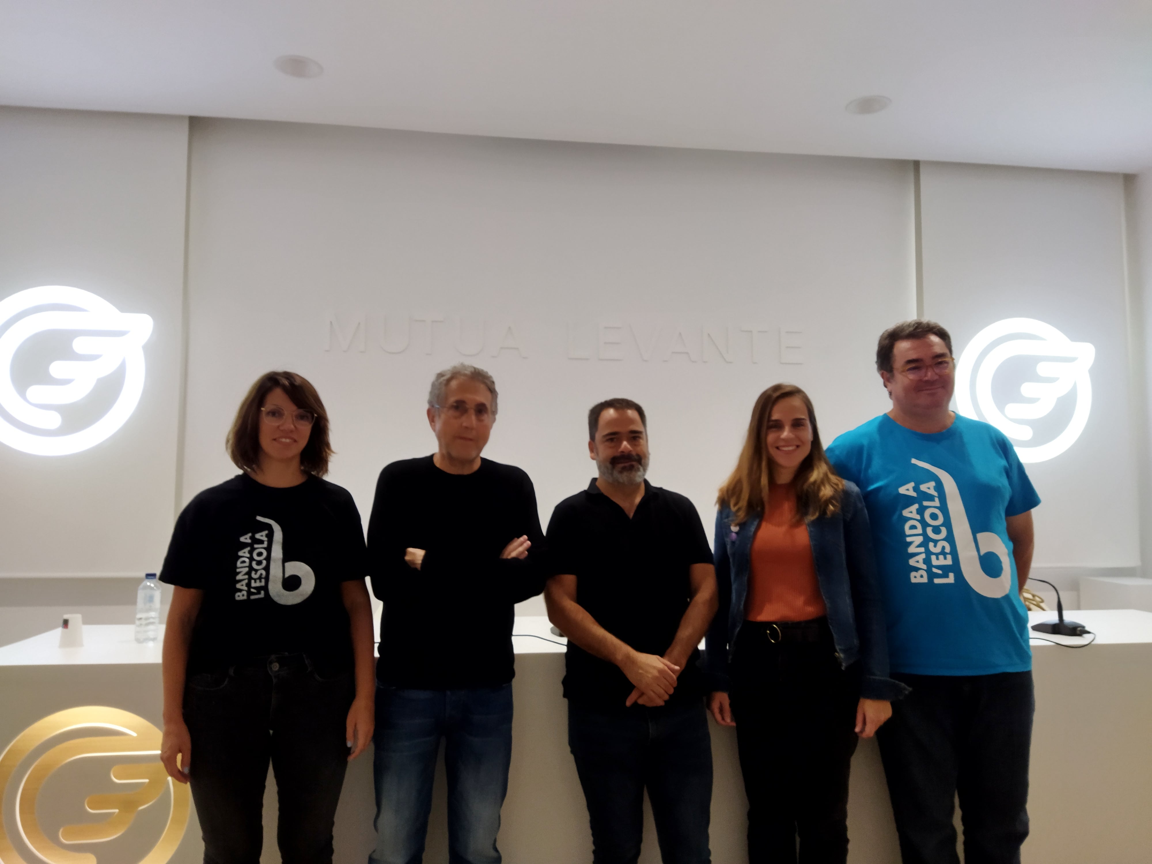 Lara Bellvis, Pep Jordá, José del Valle, Patricia García y Jesús Martínez en la presentación del artista residente en la Banda a escola del IES Andreu Sempere.