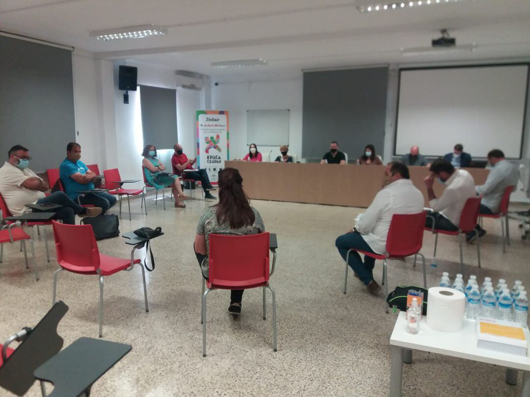 La sesión del Pleno Municipal se celebró en la Sala de Conferencias de la Casa de la Juventud