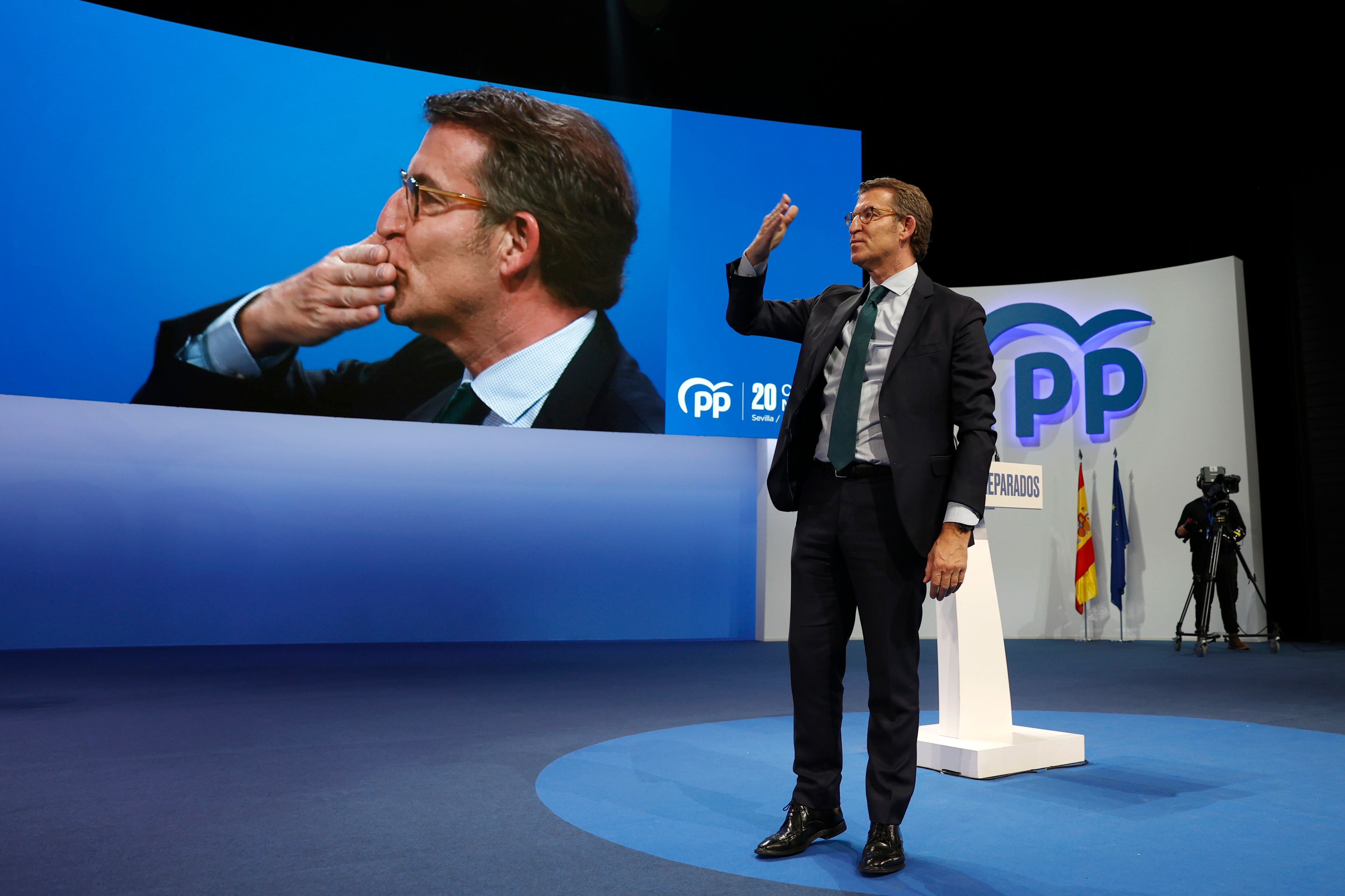 SEVILLA, 02/04/2022.- Alberto Núñez Feijóo tras su discurso en la segunda jornada del XX Congreso Nacional del PP que se celebra en Sevilla. Alberto Núñez Feijóo ha sido elegido este sábado nuevo presidente del PP con el 98,35 por ciento de los votos válidos de los compromisarios congregados en la capital andaluza. EFE/Julio Muñoz
