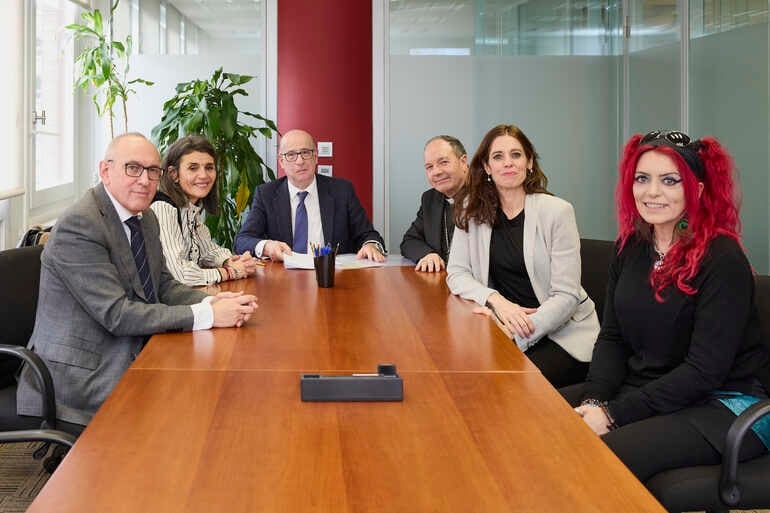 Los fundadores durante la firma ante notario en Vitoria