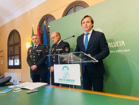 El delegado territorial de la Junta de Andalucía en Córdoba, Antonio Repullo, junto a dos mandos de la Policía Adscrita a la administración autonómica.