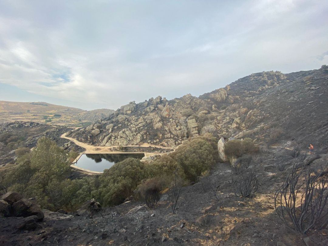 Pequeño embalse ubicado en Riofrío (Ávila) en la zona afectada por el fuego