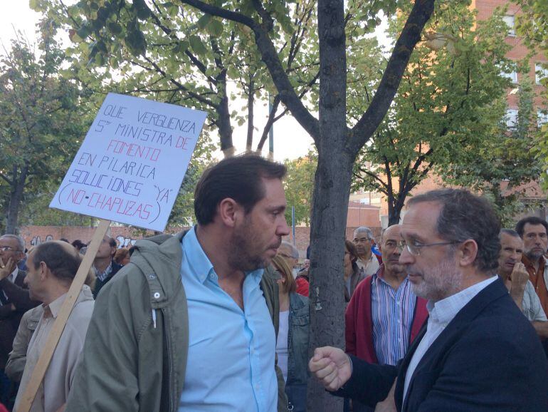 Oscar Puente y Manuel Saravia conversan en una manifestación contra el cierre del paso a nivel de Pilarica