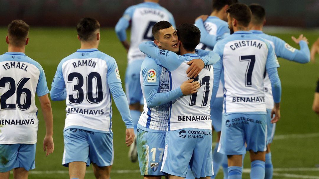 Rahmani se abraza con Joaquín en un gol del Málaga