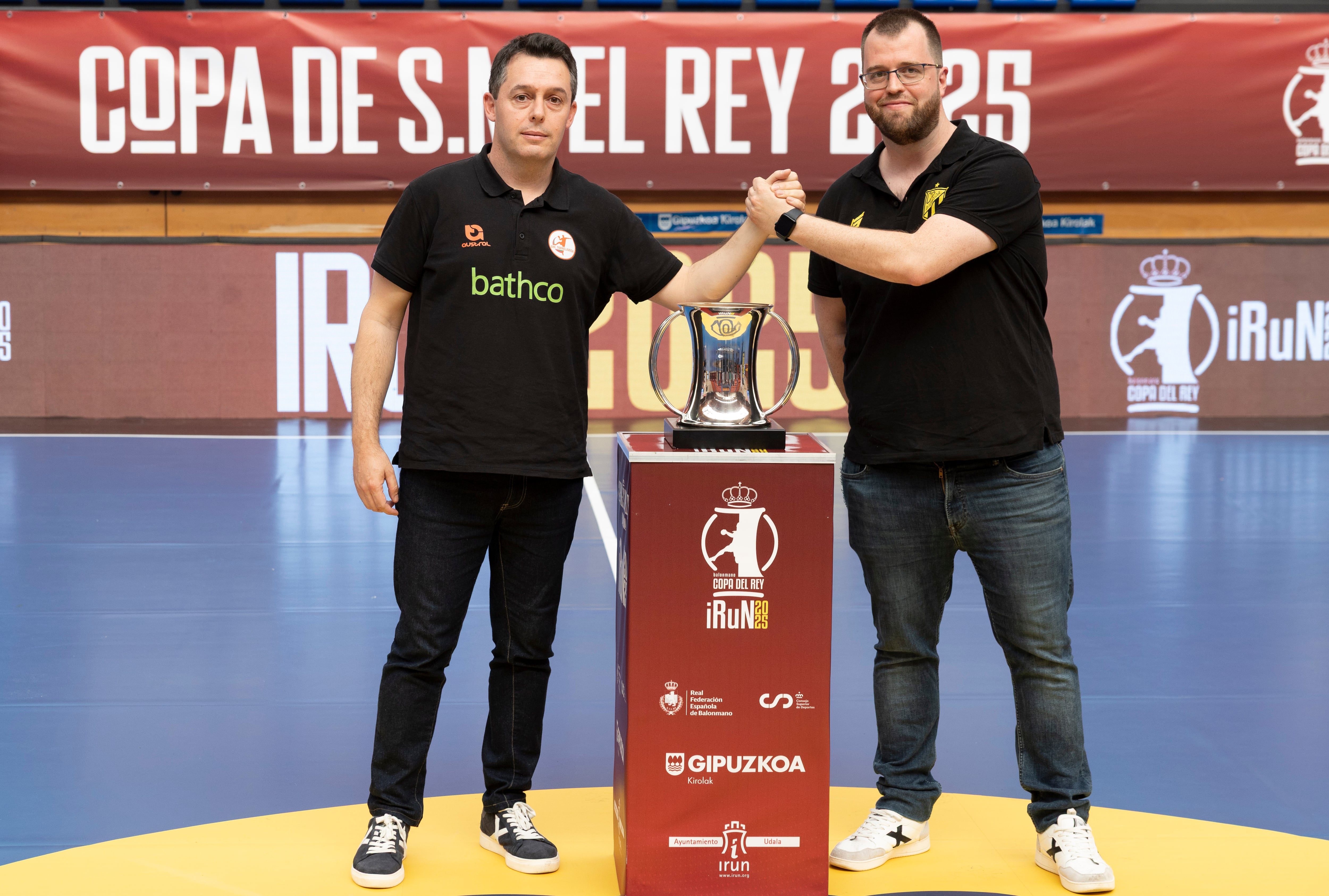 IRUN (GIPUZKOA), 05/06/2025.- Los entrenadores del Bathco Torrelavega, Jacobo Cuétara (i), y del Bidasoa Irun, Álex Mozas, posan este jueves tras la fotografía de familia con entrenadores y capitanes de los ocho equipos participantes en la 50 edición de la Copa del Rey de balonmano. EFE/Javier Etxezarreta