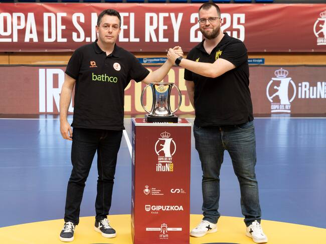 IRUN (GIPUZKOA), 05/06/2025.- Los entrenadores del Bathco Torrelavega, Jacobo Cuétara (i), y del Bidasoa Irun, Álex Mozas, posan este jueves tras la fotografía de familia con entrenadores y capitanes de los ocho equipos participantes en la 50 edición de la Copa del Rey de balonmano. EFE/Javier Etxezarreta