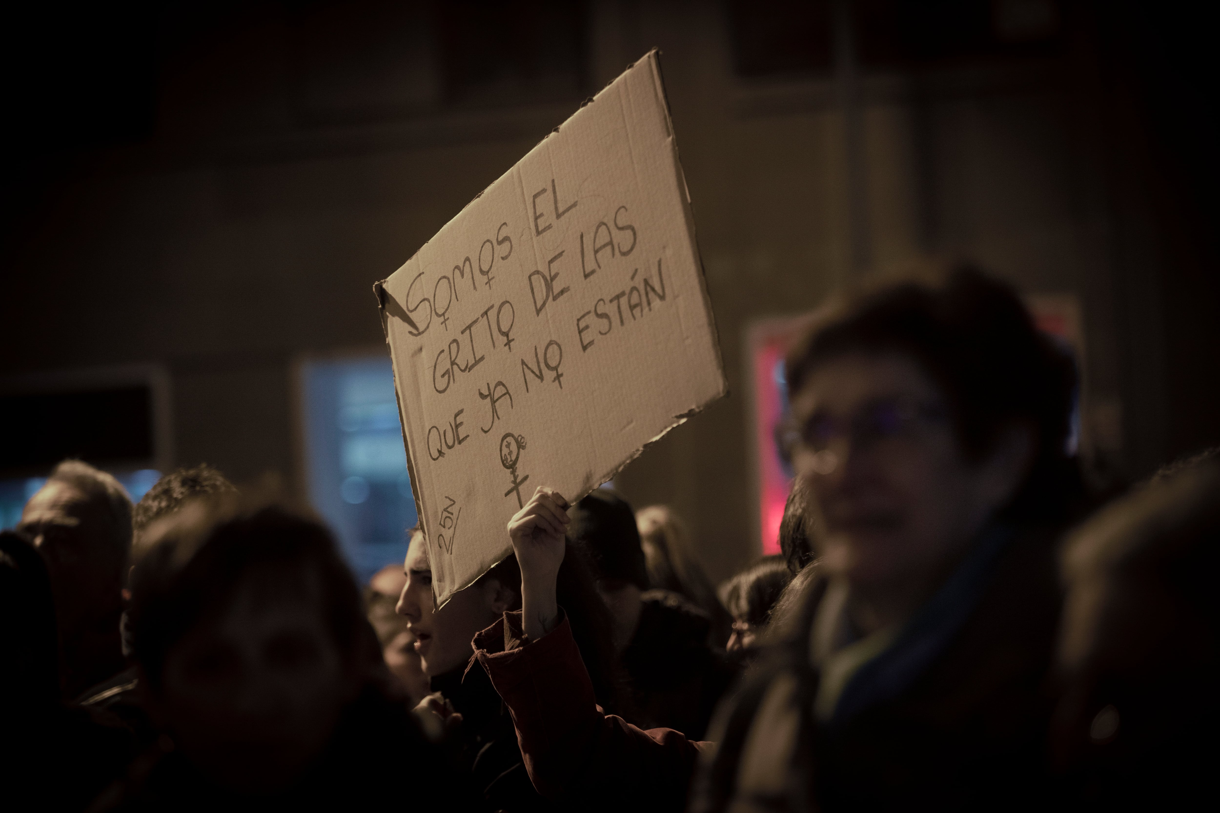 PAMPLONA (NAVARRA, 25/11/2022.- Cientos de personas se han manifestado este viernes en Pamplona bajo el lema &quot;Contra la violencia machista, justicia feminista&quot; en el Día Internacional de la lucha contra la Violencia hacia las Mujeres. EFE/Villar López
