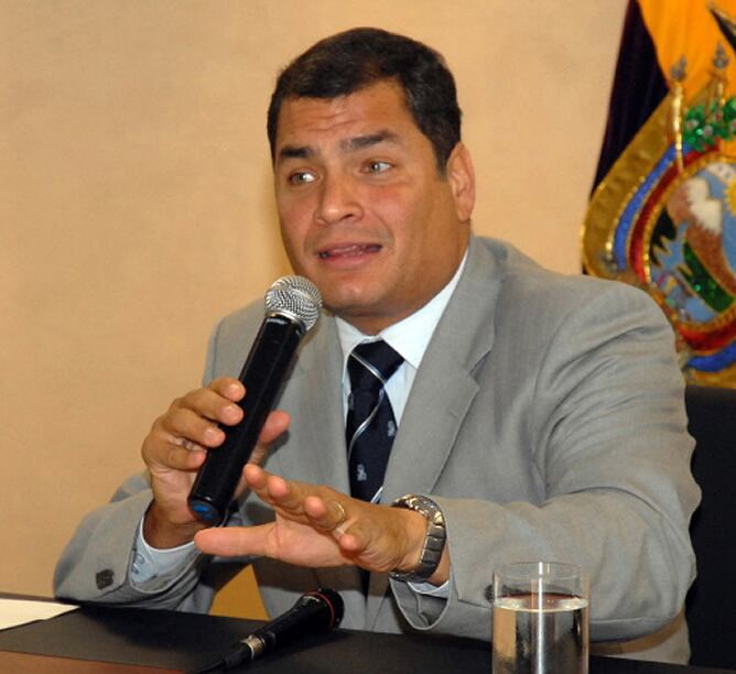 El presidente de Ecuador Rafael Correa durante la rueda de prensa en Guayaquil en la que ha anunciado la suspensión en el pago de la deuda externa del país