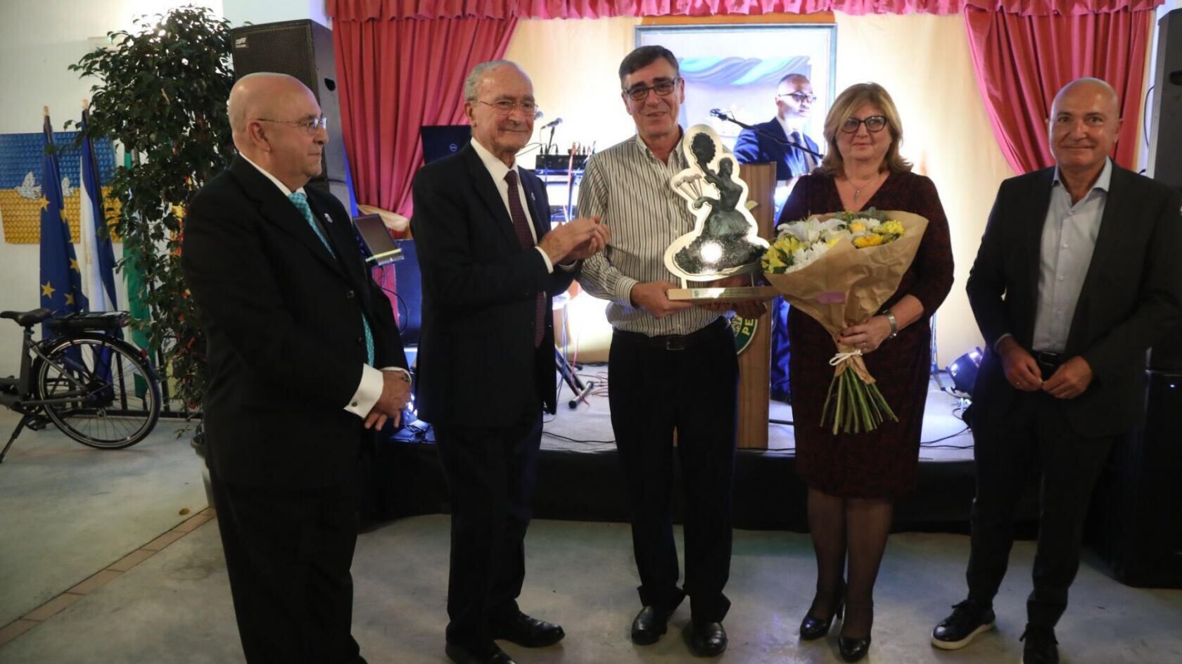 Los padres de Alberto Díaz recogieron el premio