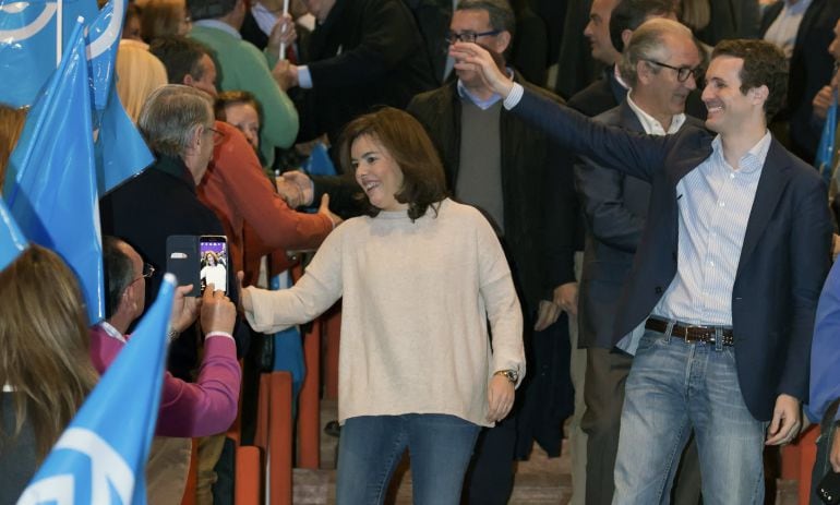 La vicepresidenta del Gobierno, Soraya Sáenz de Santamaría, y el vicesecretario de Comunicación, Pablo Casado, en un acto de campaña