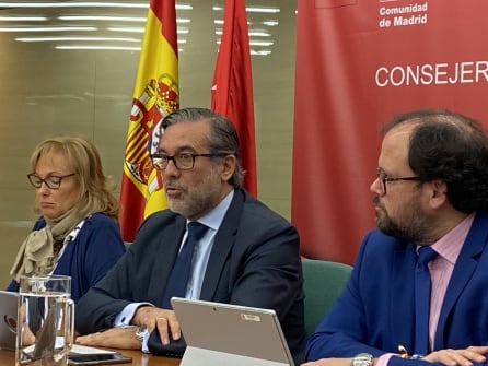 Enrique López (centro), consejero de Justicia, Interior y Víctimas, explica a la prensa sus planes para modificar la regulación del juego