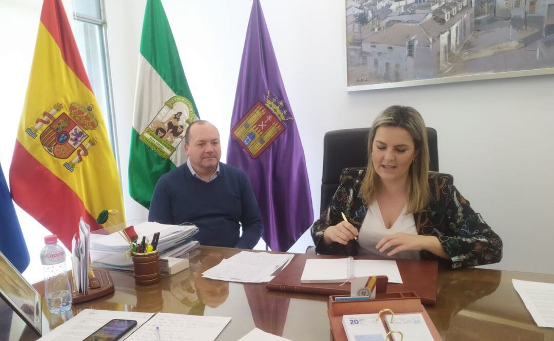 La alcaldesa de Baeza, Lola Marín, acompañada de un responsable municipal.