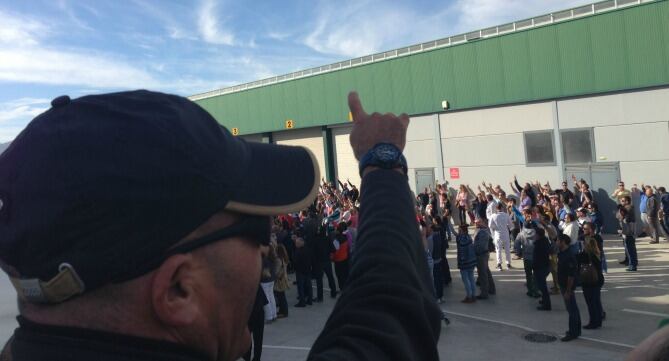 Momento en el que los trabajadores de Limasa votan a favor de la huelga a partir del 20 de diciembre en la última asamblea de la empresa mixta de limpieza