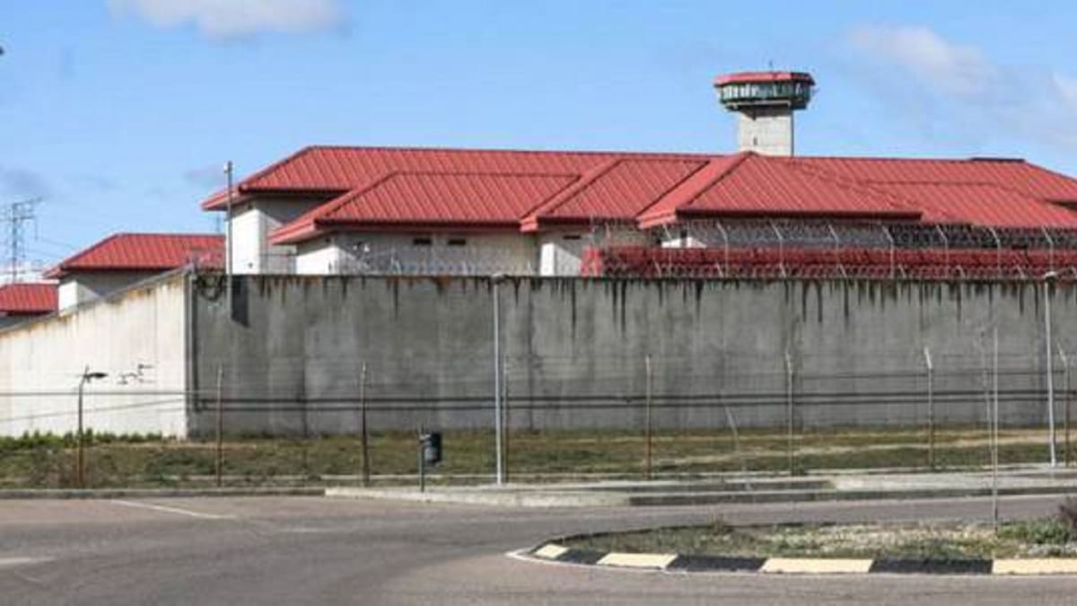 Sergio García, delegado CSIF Prisiones Valdemoro, denuncia falta de médicos en la cárcel tras un incidente con cuatro funcionarios heridos y un interno.