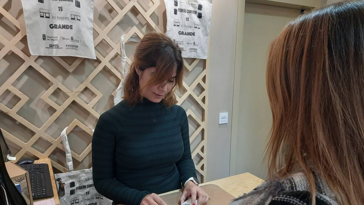 Lucia Arranz, presidenta del CIT Villa de Cuéllar, explica las novedades de la campaña de Navidad