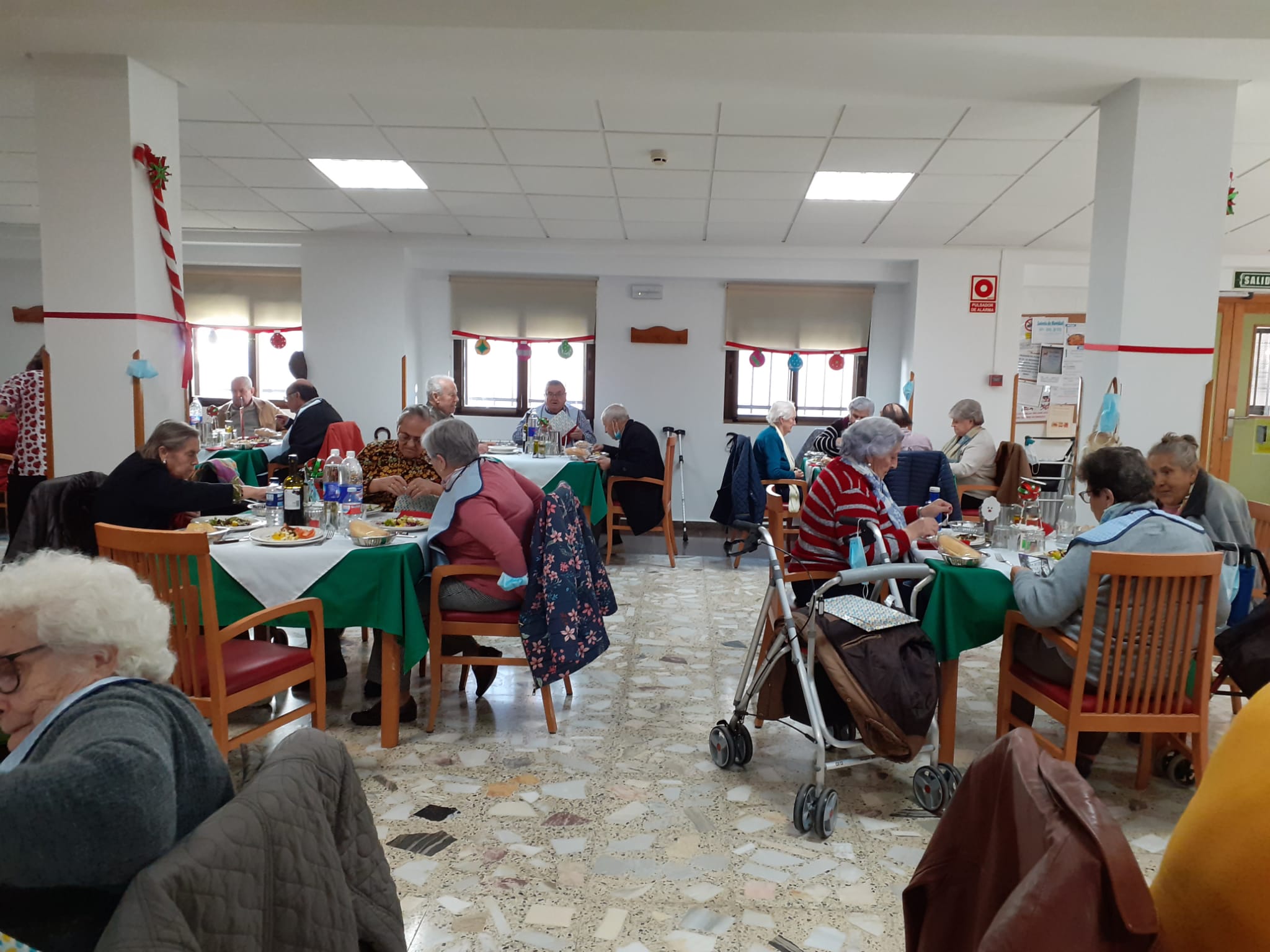 Personas mayores en un comedor