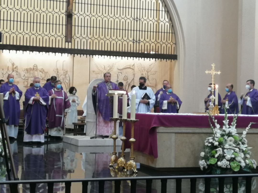 El obispo García Beltrán, en el centro, durante la misa en recuerdo de las víctimas del coronavirus en el sur de Madrid.
