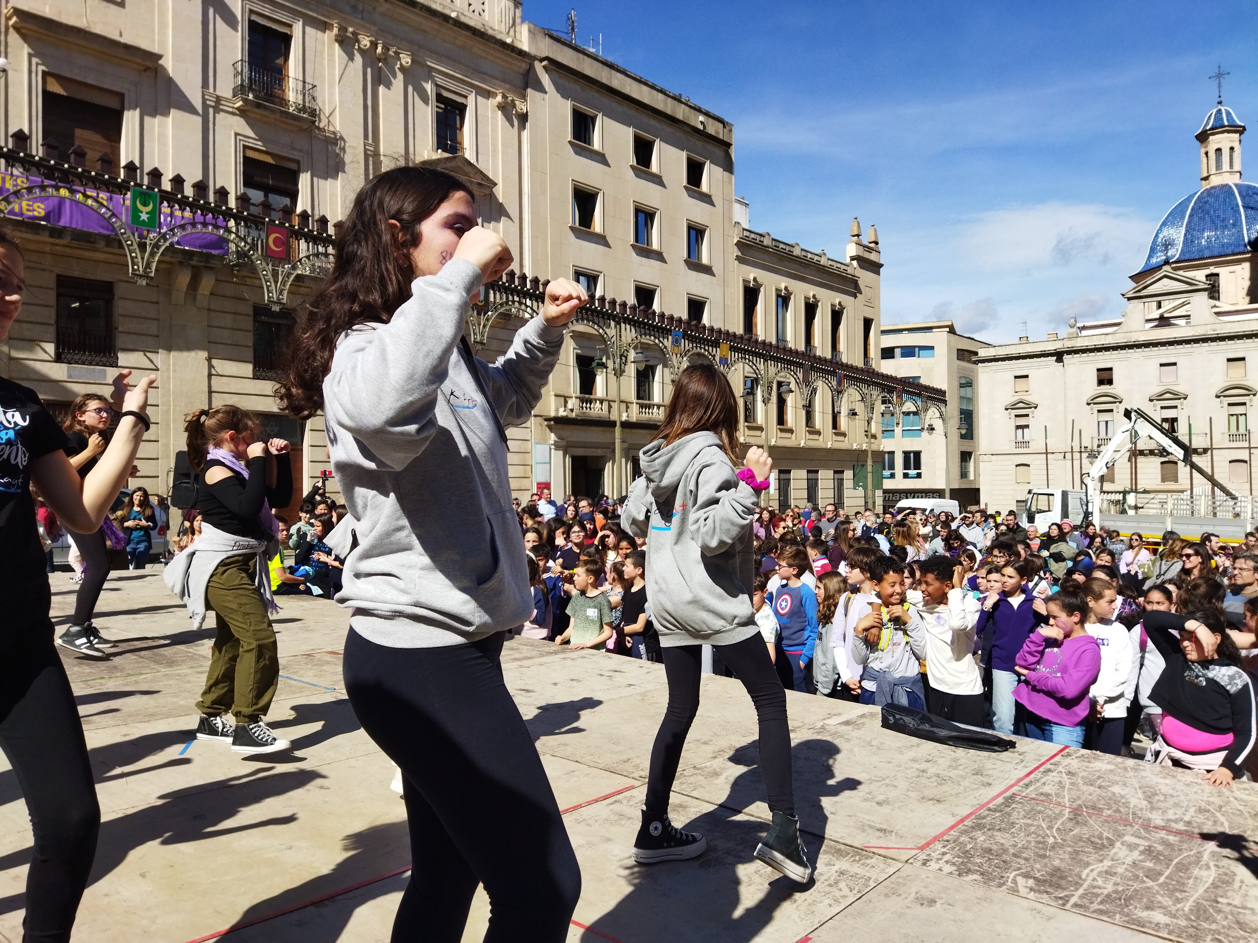 Un momento de la celebración del 8M este mediodía en la plaza de España de Alcoy.