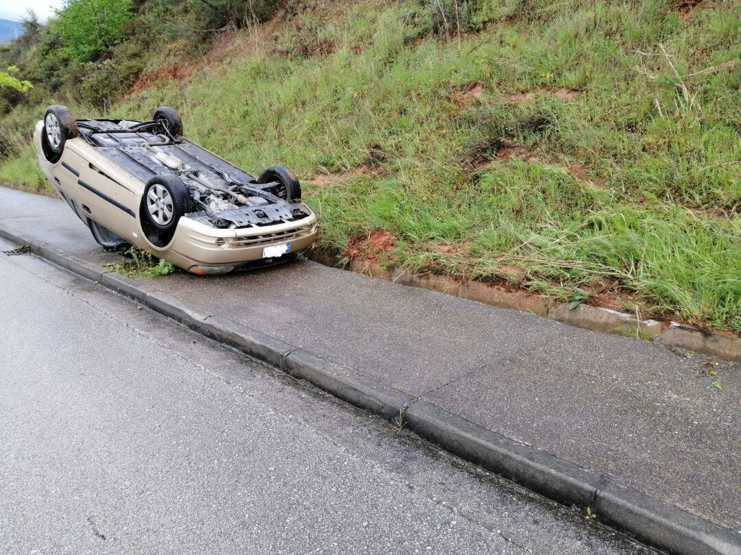 El vehículo quedó volcado sobre la acera