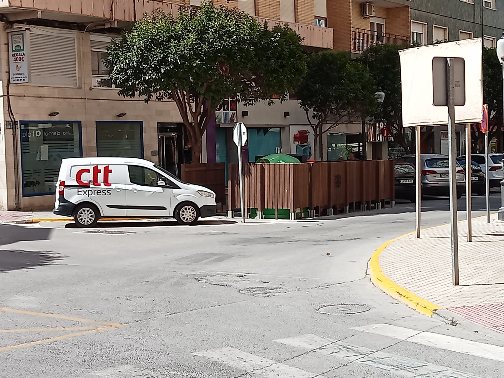 Isla de contenedores calle Luciano López Ferrer